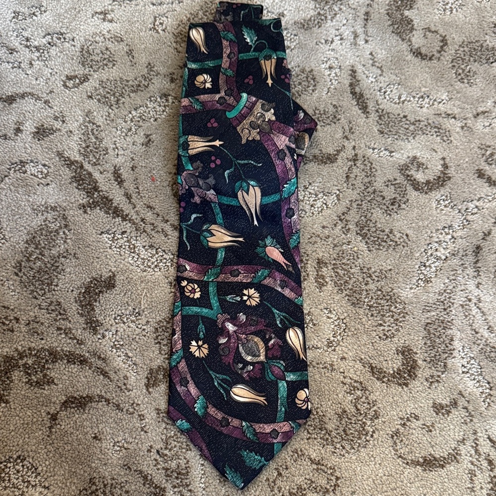 Vintage Patterned Tie with Floral Design